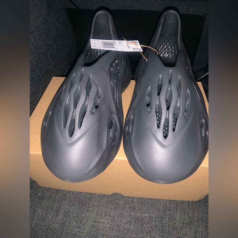 YEEZY FOAMRUNNER GREY